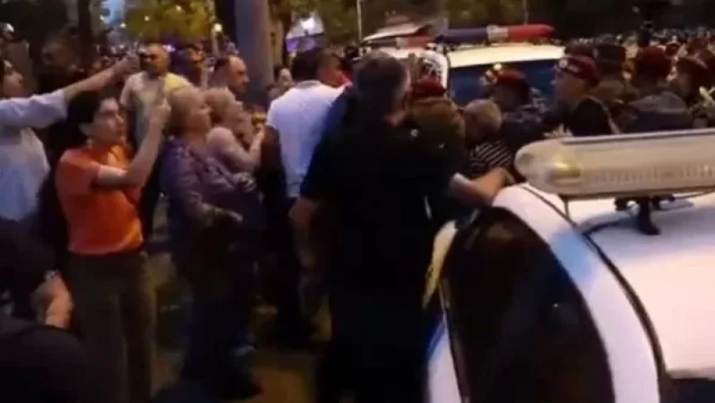 21:20-ի դրությամբ «Հերացի» հիվանդանոց է դիմել 10 տուժած, որոնցից 7-ը ոստիկաններ են. ԵՊԲՀ աշխատակազմի ղեկավար