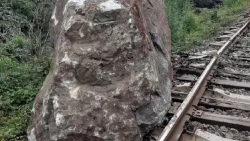 Ժայռաբեկորն ընկել է երկաթուղային գծերի վրա