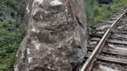 Ժայռաբեկորն ընկել է երկաթուղային գծերի վրա