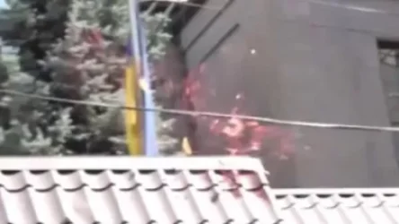 ՏԵՍԱՆՅՈՒԹ. ՀՅԴ երիտասարդները բորշչով լի տարաները նետեցին Ուկրաինայի դեսպանատան ուղղությամբ