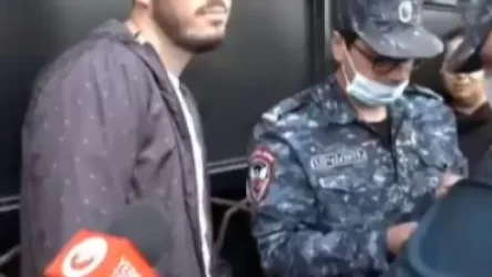 ՏԵՍԱՆՅՈՒԹ. Երիտասարդներն իրենց շղթայել են կառավարության շենքի դարպասներից