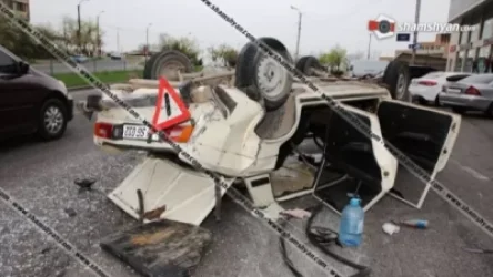 ՏԵՍԱՆՅՈՒԹ. Բադալ Մուրադյան փողոցում գլխիվայր շրջվել է ՎԱԶ 2106 մակնիշի ավտոմեքենան