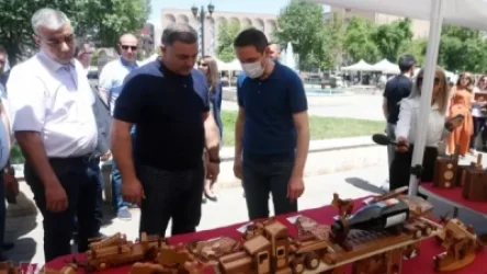 Հանրապետության հրապարակին հարող Խաչքարերի պուրակում այսօր բացվել է «Արցախի բարիքներ» ցուցահանդես-տոնավաճառը. ներկա են եղել երկու քաղաքապետերը