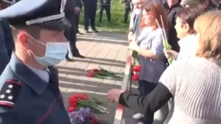 Լարված իրավիճակ համալիրի դիմաց․ քաղաքացիները նետեցին ծաղիկներն ու հեռացան. Armlur