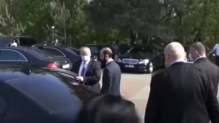 Արարատ Միրզոյանը չպատասխանեց լրագրողների հարցերին, արագ նստեց մեքենան ու հեռացավ