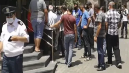 Ուղիղ․ Ոստիկանությունը և Քաղաքապետարանը թույլ չեն տալիս Կոմիտասի գյուղատնտեսական շուկայի աշխատանքը