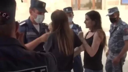 ՏԵՍԱՆՅՈՒԹ. Ոստիկանները ձեռնաշղթաներով բերման ենթարկեցին դիմակ չկրող 2 աղջկա