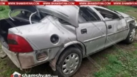 Անչափահաս տղան Opel-ով բախվել է հողաթմբին եւ կողաշրջվել. նրան ու հասակակից ուղեւորին տեղափոխել են հիվանդանոց