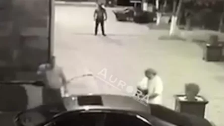 Exclusive. Տեսանյութ. Կադրեր, թե ինչպես է Օնիկ Կարապետյանը անվնաս դուրս գալիս Սուքիասյանին պատկանող գրասենյակից