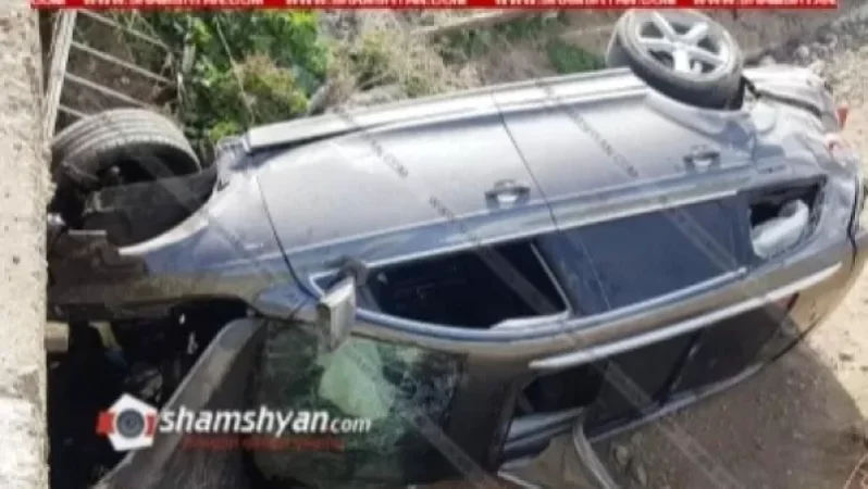 Audi Q7-ը բախվել է բետոնե հենապատին, 1,5 մետր բարձրությունից ընկել և կողաշրջվել. կան վիրավորներ