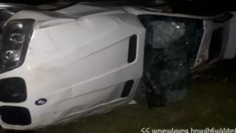 Այգեձոր-Արծվաբերդ ճանապարհին «BMW X5»-ն դուրս է եկել երթևեկելի գոտուց և հայտնվել ձորում