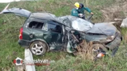 Գեղարքունիքում Opel-ը բախվել է բետոնե հենասյանը, տապալել այն և հայտնվել ձորակում. մահացածին և վիրավորին գտել են դրսում