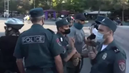 Ոստիկանությունը հեծանիվներով հանդերձ բերման է ենթարկում Ամուլսարի պաշտպանության երթի մասնակիցներին