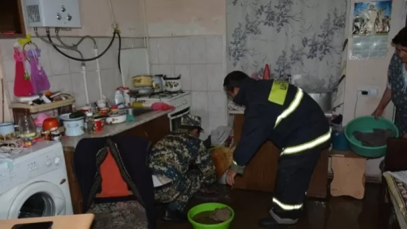 Տեղացած առատ կարկուտից ու անձրևից հետո անձրևաջուր է լցվել Ստեփանակերտի բնակարաններից մեկում