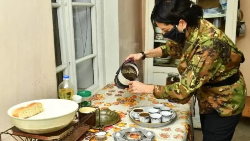 Աննա Հակոբյանը սուրճ է եփել Ներքին Կարմիրաղբյուր գյուղի բնակչուհու տանը