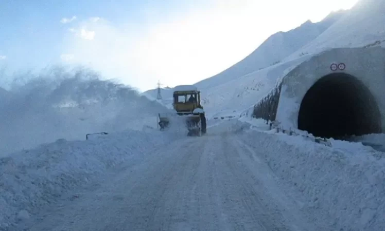 Լարսը բաց է թեթև մարդատարների համար. Կուտակված բեռնատարներ կան