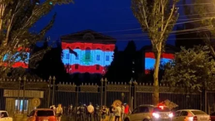 ՀՀ Ազգային ժողովի շենքի պատերին ՝ Լիբանանի դրոշը