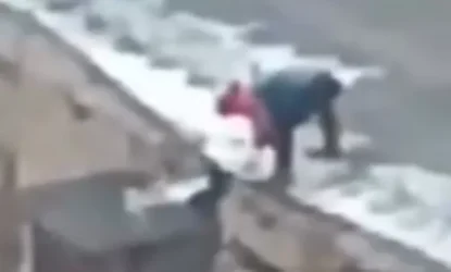 ՏԵՍԱՆՅՈՒԹ. Ինչպես են Մոսկվայում շենքերի տանիքները ձեռքով մաքրում ձնից