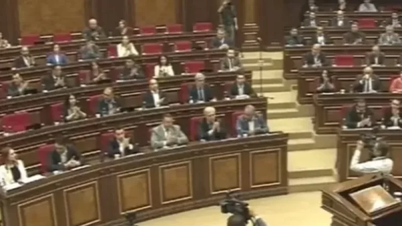 Պատգամավորները ծափերով ճանապարհեցին  Էդգար Առաքելյանին