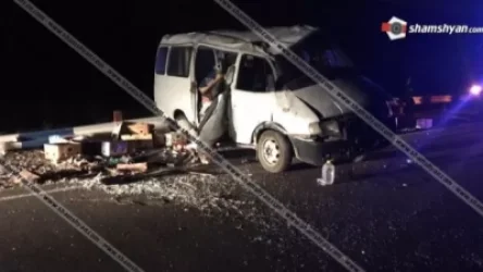 Արարատի մարզում մարդատար ГАЗель-ը բախվել է երկաթե արգելապատնեշներին և կողաշրջվել. կան վիրավորներ