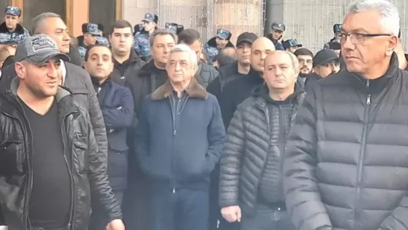 ԼՈՒՍԱՆԿԱՐՆԵՐ․ Սերժ Սարգսյանը Հանրապետության հրապարակում է