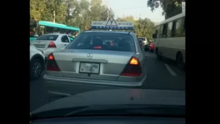 Օրվա կադր . ավտոդպրոցի մեքենան երթևեկում է փակ համարանիշով