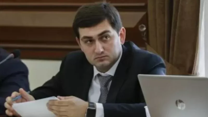 Աշխատանքից ազատման դիմում է ներկայացրել Երևանի քաղաքապետարանի աշխատակազմի քարտուղարը