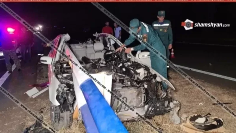 Խոշոր ավտովթար՝ Կոտայքի մարզում. Mercedes-ը մխրճվել է երկաթե արգելապատնեշների մեջ. Shamshyan