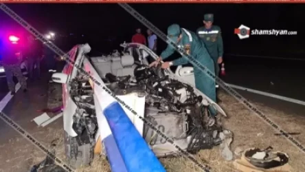 Խոշոր ավտովթար՝ Կոտայքի մարզում. Mercedes-ը մխրճվել է երկաթե արգելապատնեշների մեջ. Shamshyan