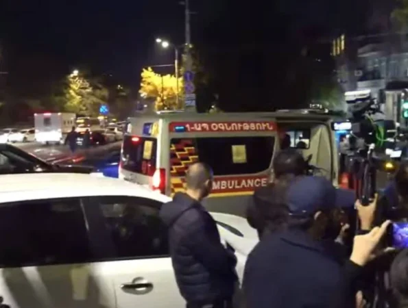 Հակակոռուպցիոն կոմիտեի մոտ արդեն երկրորդ անգամ շտապօգնության մեքենա է ժամանում