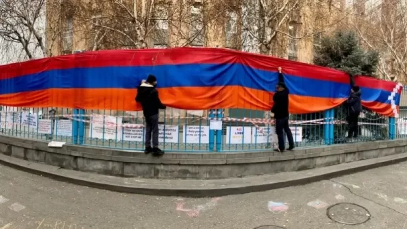 Արցախի 22 մետրանոց դրոշը՝ ՄԱԿ-ի հայաստանյան գրասենյակի ցանկապատին