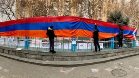 Արցախի 22 մետրանոց դրոշը՝ ՄԱԿ-ի հայաստանյան գրասենյակի ցանկապատին