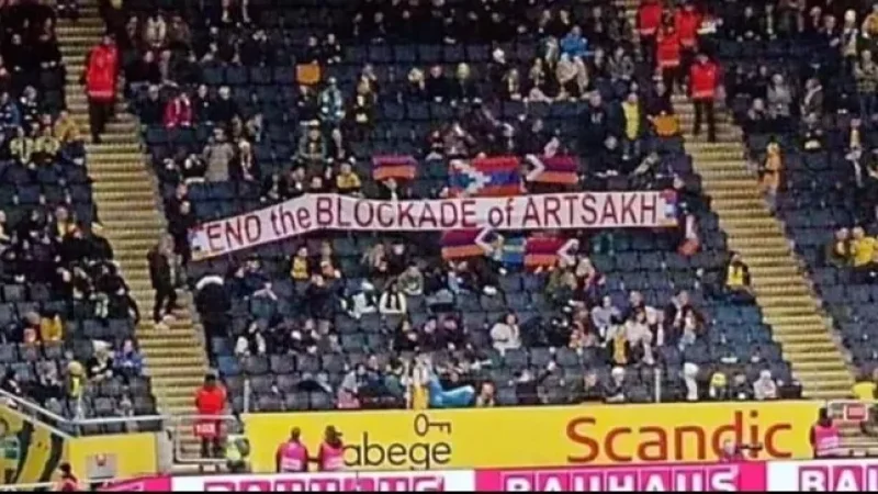 Ադրբեջանը 5-0 պարտվեց, Արցախին աջակցող պաստառն էլ՝ մարզադաշտում