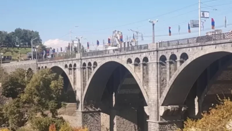 Հաղթանակի կամրջից քաղաքացին փորձում է նետվել