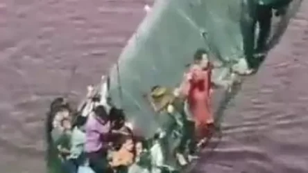 ՏԵՍԱՆՅՈՒԹ. Հնդկաստանում կախովի կամրջի փլուզման հետևանքով ավելի քան 90 զոհ կա, ևս 70-ը հոսպիտալացվել է