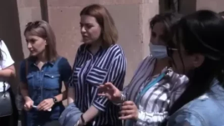 «Թիթեռնիկ» մանկապարտեզի երեխաների ծնողների բողոքի ակցիան  Քաղաքապետարանի դիմաց