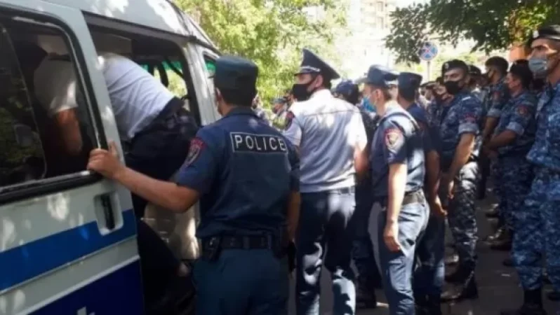 Կառավարության մոտից 16 անձ է բերման ենթարկվել. ՀՀ Ոստիկանություն