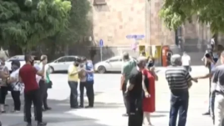 ՈՒՂԻՂ. «Լիդիան Արմենիայի» նախկին աշխատակիցները բողոքի ակցիա են իրականացնում կառավարության դիմաց