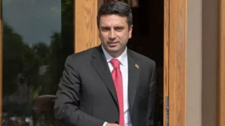 Ալեն Սիմոնյանը քվեարկելուց հետո 15 րոպե մուտքի մոտ կանգնած բարեւում ու շփվում է ընտրողների հետ. ահազանգ