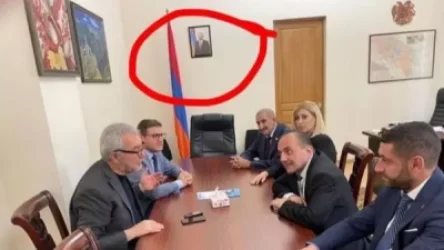 ԱԺ աշխատակազմի աշխատակիցներին բաժանվել են Նիկոլ Փաշինյանի լուսանկարները՝ աշխատասենյակներում փակցնելու համար