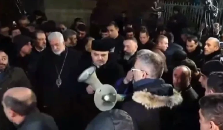 Քաղաքացիական հագուստով ուժայիններ՝ Մայր Տաճարում. մեկնաբանում է ոստիկանապետը