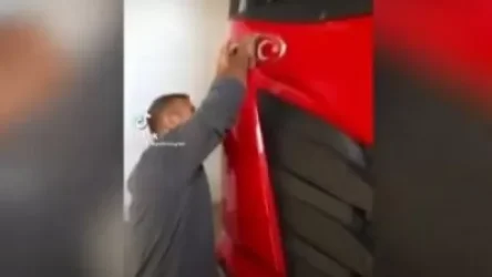 ՏԵՍԱՆՅՈՒԹ. Սյունեցին ստիպեց, որ թուրք վարորդը բեռնատարից պոկի թուրքական դրոշը