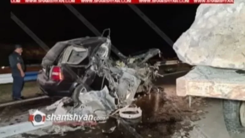 Կոտայքում քարեր տեղափոխող «КамАЗ»-ի մեջ «Kia» մակնիշի ավտոմեքենա է մխրճվել