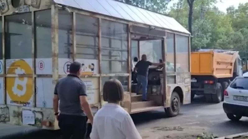 Թամանյանի արձանի մոտ կայանած ավտոբուսը տարհանվեց