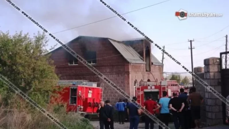 Գյումրիում հրդեհ է բռնկվել սեփական տան տանիքում. ժամանել են մեծ թվով հրշեջներ
