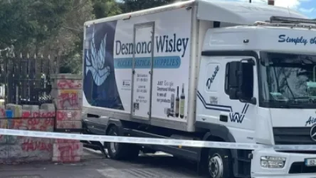 ՏԵՍԱՆՅՈՒԹ. Դուբլինում բեռնատարը մխրճվել է ՌԴ դեսպանատան դարպասների մեջ