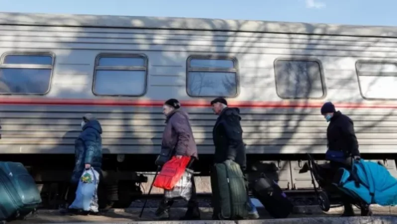 Դոնեցկի մարզ ուղարկված մարդատար գնացքը գնդակոծության ժամանակ բեկորներից վնասվել է