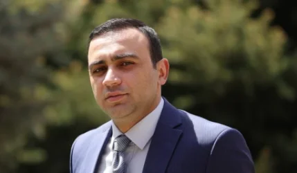 Դեռ չի ասել՝ քեռակնոջ հետ սթրայքբոլ էր խաղու՞մ․  Չախոյանը՝ Արշակ արքեպիսկոպոսին