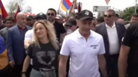 Ռոբերտ Քոչարյանը դիմավորել է Սարդարապատից դեպի Երևան եկող քայլերթի մասնակիցներին