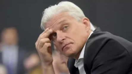 ՌԴ-ին քննադատած ռուս բանկիրին ստիպել են «գրոշներով» վաճառել իր իսկ հիմնադրած բանկի մասնաբաժինը